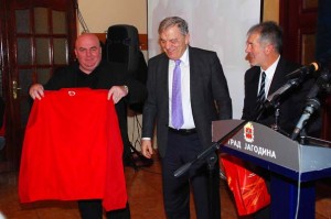 Karadžić poklanja Palmi trenerku