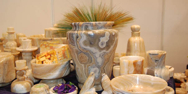 Vaza s očaravajućom strukturom kamena