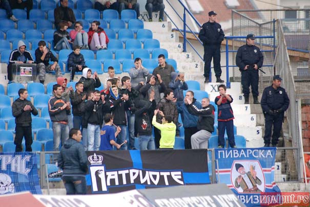 Navijaci FK Jagodine sa kasom za prilog Tijani Ognjanovic