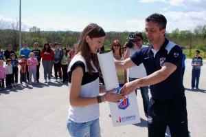 Marijani Laketić poklon uručio Simo Krunić