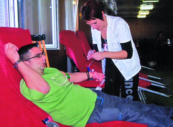 Humanost na delu: Marko Živković uz pomoć štaka dolazi na akcije davanja dragocene tečnosti