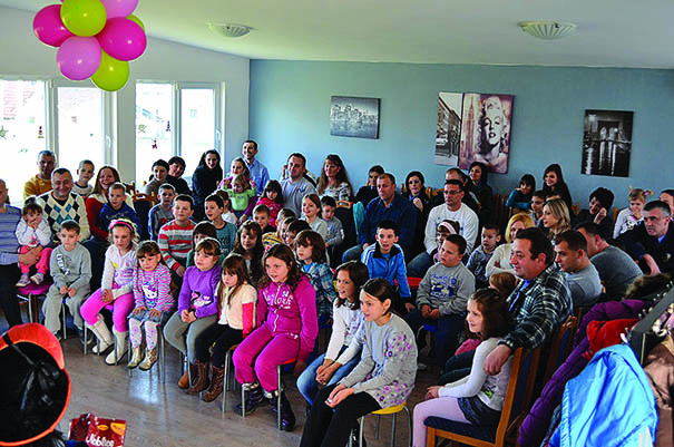 Obradovali decu romske nacionalnosti: detalj sa podele paketića