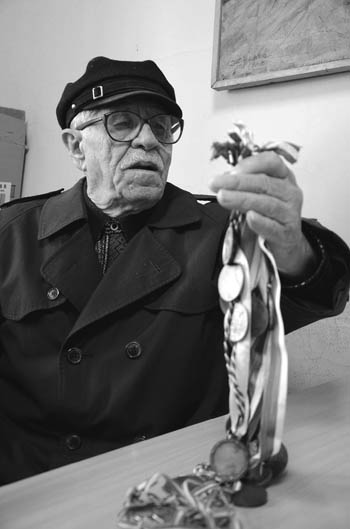 Humanost i aktivitet: Dušan Stančević sa medaljama u rukama u našoj redakciji