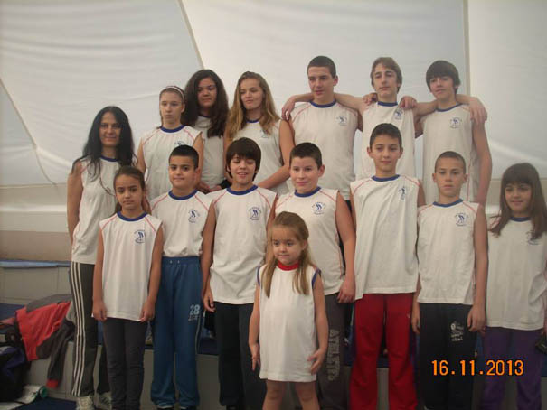 Plivači PK „Akva 235” sa trenerom Vericom Petrović