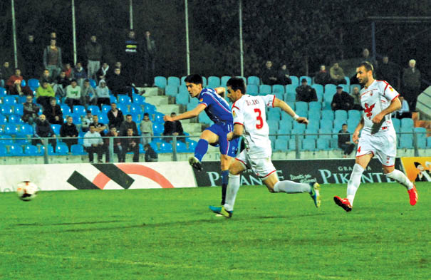 Lopta nije htela u mrežu: udarac Šušnjara golman Popović odbranio