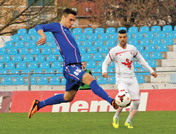 Za malo neprecizan: Aleksandar Pešić je bio u lepoj prilici u 19. minutu