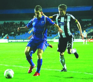 Vreme je za pobedu: Filip Arsenijević u duelu sa kapitenom Partizana Sašom Ilićem