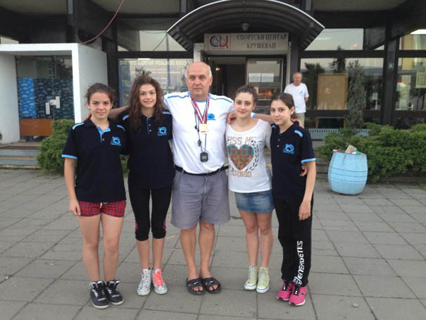 Ženska Kadetska štafeta PK Jagodine 2000 sa trenerom Srećkovićem