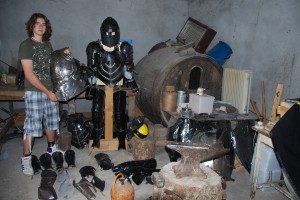 Aleksandrova radionica puna viteške opreme