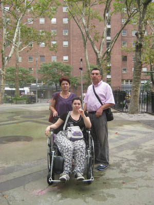 Ana sa roditeljima ispred bolnice Slou Ketering