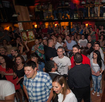 Publika uživala u karaokama: Atmosfera u Irish pub-u u Jagodini