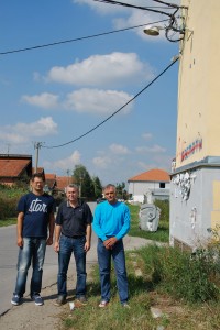 Celnici MZ ispred stuba na kome su postavljene dve kamere