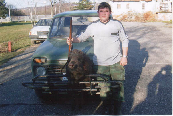 Uspešan lovac: Dragan Petronijević sa odstreljenim divljim veprom