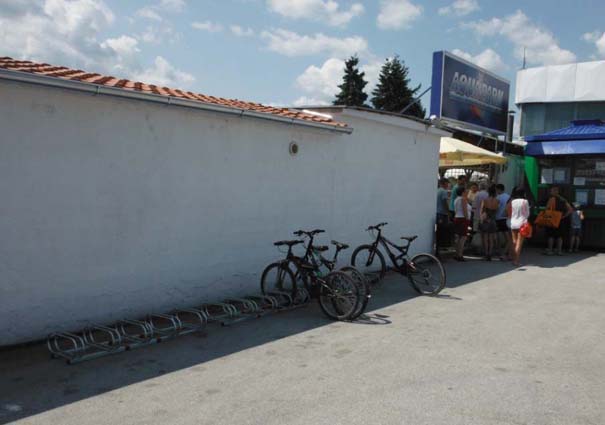 Metalne konstrukcije ispred akvaparka