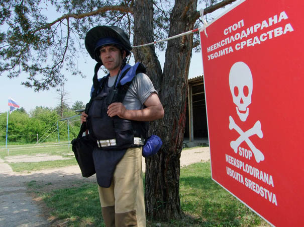 Nastavak razminiranja oko vojnog magacina u Paraćinu: detalj sa terena