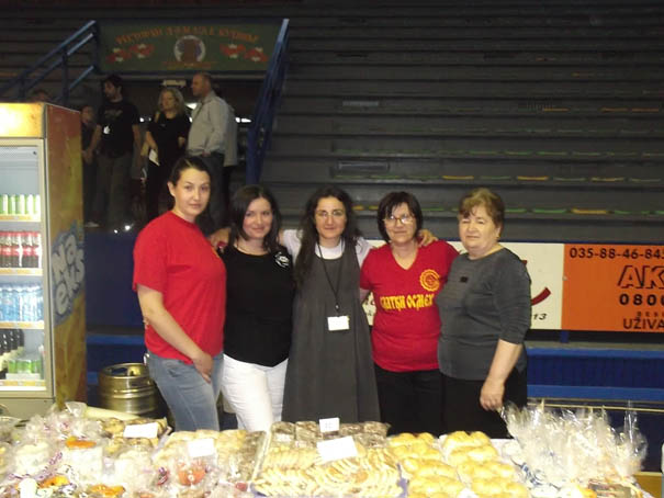 Organizatorka humanitarne akcije za Milana Stefanovića sa članicama uduženja "Slatki osmeh"