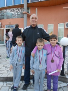 Plivači Starog grada sa trenerom Jovanovićem