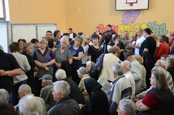 Gradjani jagodinskih gradskih mesnih zajednica tokom besplatnih lekarskih pregleda u Osnovnoj skoli ’’Bosko Djuricic’’.