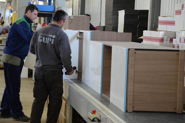 Detalj iz hale u kojoj se proizvode kuhinje "Mobil turi"