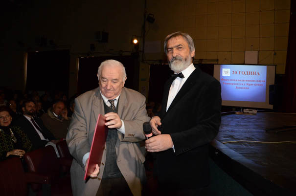 Prof. dr Danilu Ž. Markoviću Povelju uručio dekan mr Sretko Divljan