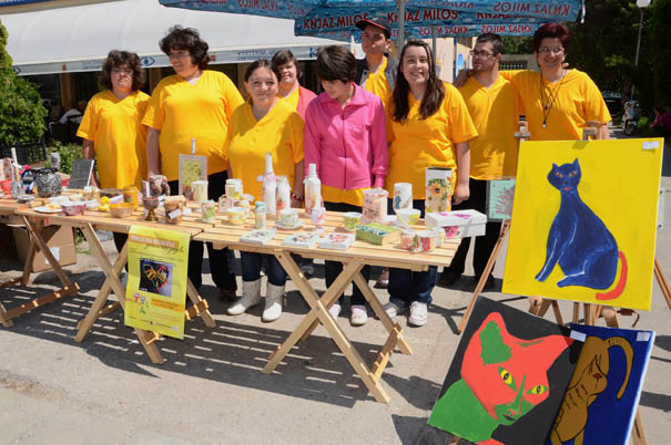 Korisnici Dnevnog boravka za decu sa smetnjama u razvoju ponosni na svoje izložene radove