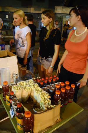 Anine koleginice prodavale sokove koje je u humanitarne svrhe udelila Coca Cola HBC Srbija