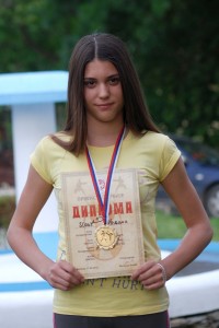 Ponos porodice Ilić i celog sela: Miljana Ilić sa medaljom i diplomom prvaka Srbije