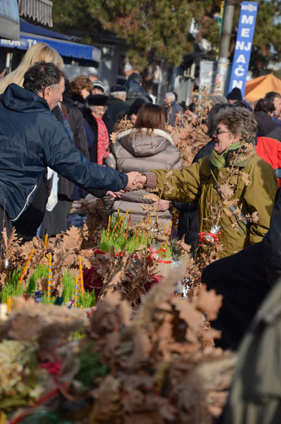 Trgovina badnjacima danas na jagodinskoj Zelenoj pijaci