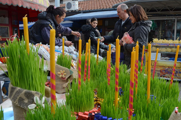 Trgovina zelenom pšenicom u čašama  na jednoj od uličnih tezgi u centru Jagodine 