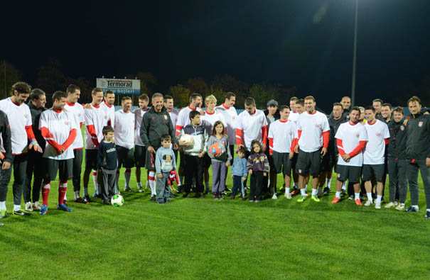 Osmeh dece ima najveću vrednost: mali Stankovići sa reprezentativcima u fudbalu