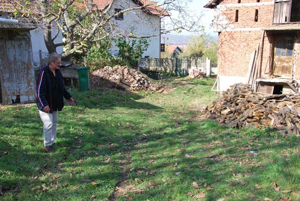 Zora Đurđević pokazuje gde su se njen suprug i komšija potukli