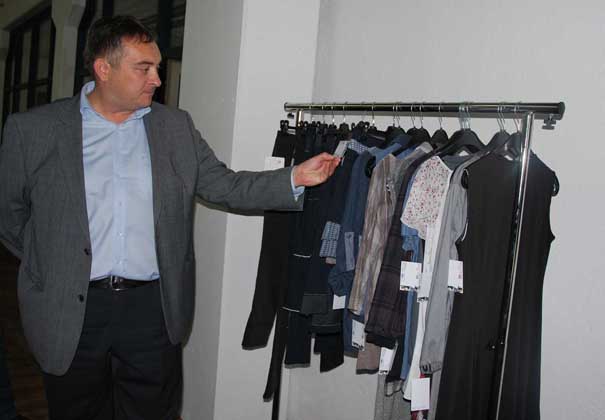 Predrag Milanović razgleda garderobu koja će da se šije u Svilajncu