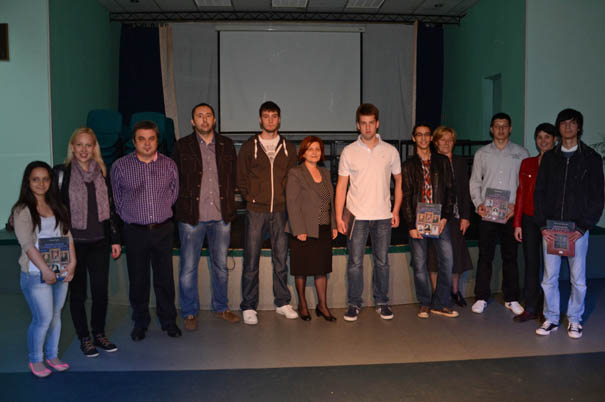 Nagrađeni učenici sa svojim profesorima