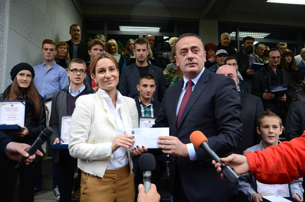 Produkcija i ministar Antić dali novac Stankovićima: sa svečane sednice 17. oktobra