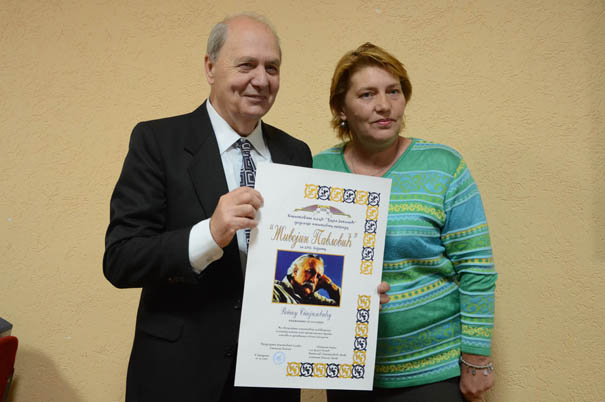 Nagrada ,,Živojin Pavlović”: Snežana Bihler uručuje priznanje Ratku Stojiloviću