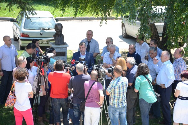 Na bistu Milana Pantića položeni venci