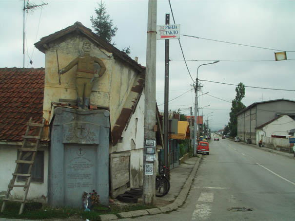 Spomenik pokojnog Živojina pre restauracije: pred konačnim propadanjem