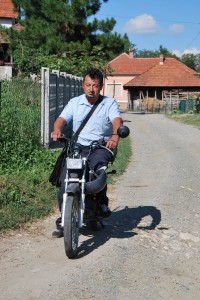 Goran Jovanović često poštu raznosi svojim mopedom