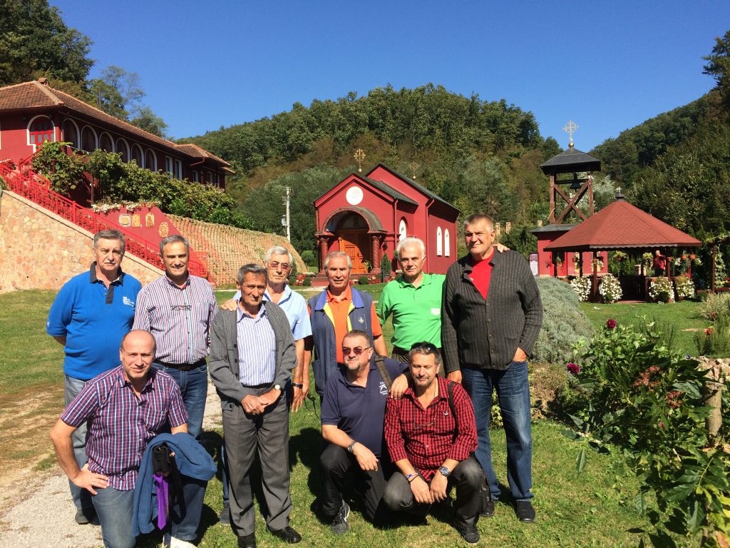 Članovi jagodinskog bratstva ispred manastira Tomić