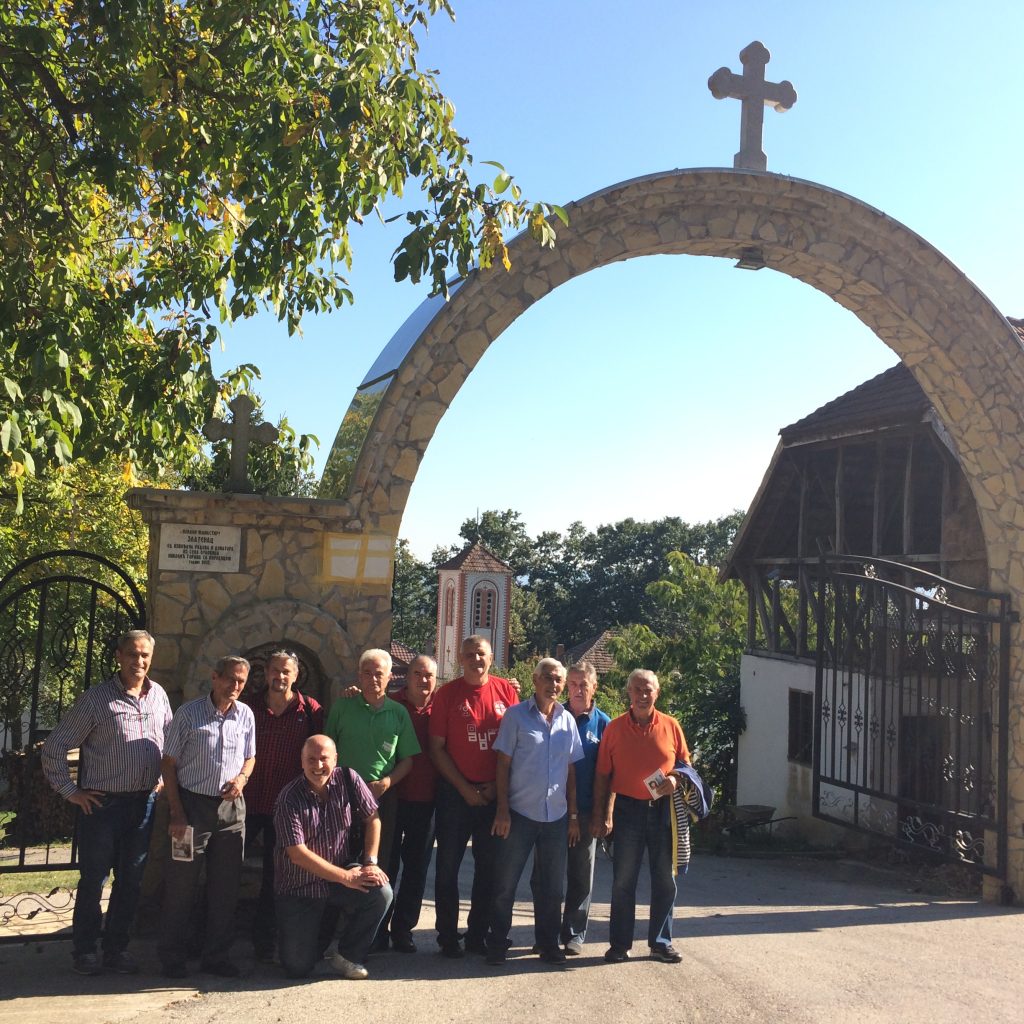 Jagodinsko bratstvo ispred manastira Zlatenac