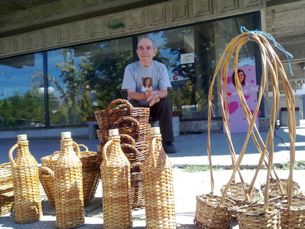 Miodrag Kostić (78) prodaje svoje ručne radove u borbi za život Ane Živković