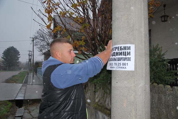 Ivan Vlajić oblepio Paraćin oglasima