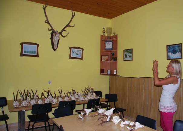 Maja Ružičić oduševljena trofejima koji krase upravu zgradu društva