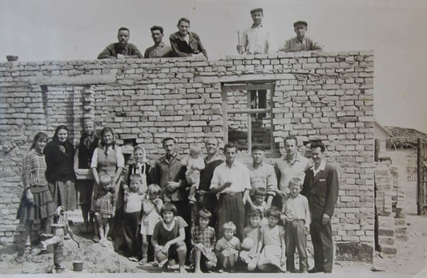 Naš sagovornik sa kolegama na gradilištu