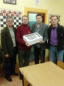 S leva na desno: glavni sudija Boban Milojević, pobednici IM Zoran Novoselski i IM Mladen Milenković i organizator Slobodan Radosavljević, sa poklon tortom jagodinske poslastičarnice „Pelivan“