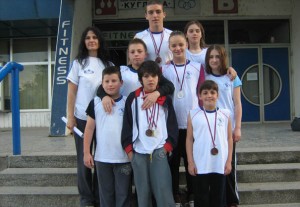 Plivači PK Akva 235 sa trenerom Vericom Petrović