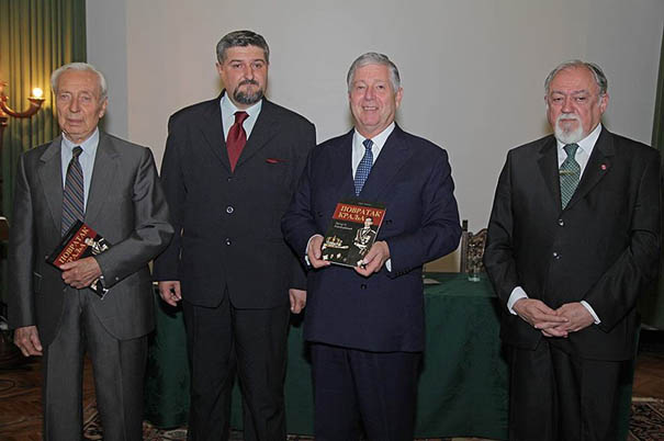 Primarijus Dr Ljuba Kostić, najbolji drug iz detinjstva Kralja Petra II, g-din Jevđa A. Jevđević, starešina Saveza srpskih Sokola i autor knjige „Povratak Kralja. Petar II Karađorđević“, Nj.K.V. Prestolonaslednik Aleksandar II Karađorđević i g-din Dragomir Acović, predsednik Krunskog saveta.