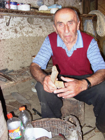 U svojoj majstorskoj radionici u kojoj je proveo ceo radni vek Mirča sada „potkiva” uspomene