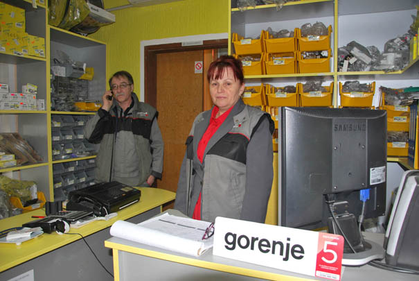 Slobodan i Svetlana Lukić u njihovom servisu