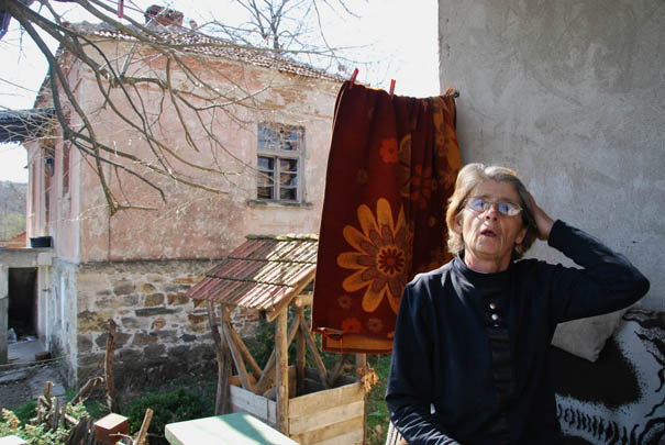 Miroslavljeva kuća vidi se s terase na kojoj sedi Vera Stevanović